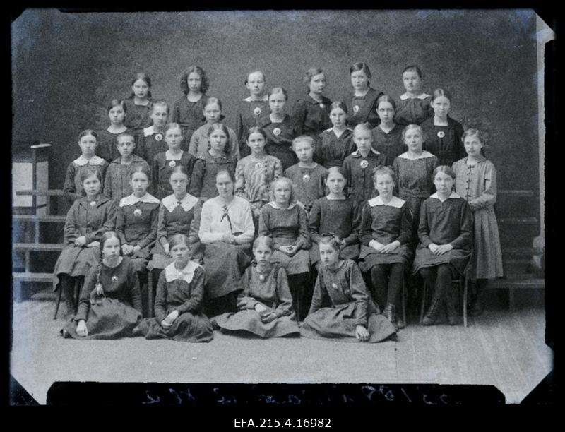 Viljandi Eesti Haridusseltsi Tütarlaste Gümnaasiumi III a klass.