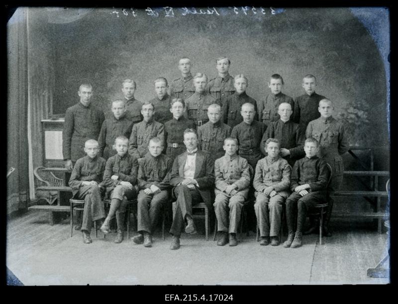 Viljandi Reaalkooli IV a klass.