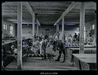 Leibade küpsetamine 3. Diviisi Intendandi Valitsuse pagaritöökojas.  similar photo
