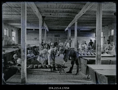 Leibade küpsetamine 3. Diviisi Intendandi Valitsuse pagaritöökojas.  similar photo