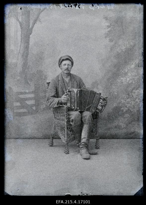 Peeter Koval lõõtspilliga.