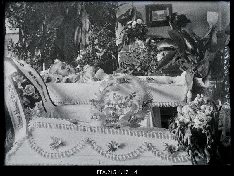 Poisi põrm kirstus, (foto tellija Maaten).