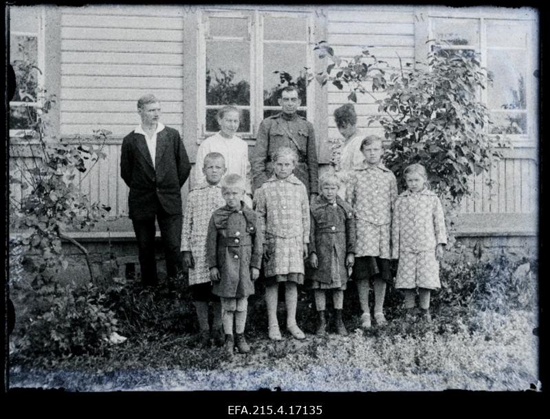 Ameerika Ühendriikide Punase Risti esindaja Ja Viljandi Lastekaitse Ühingu liikmed koos hoolealustega.