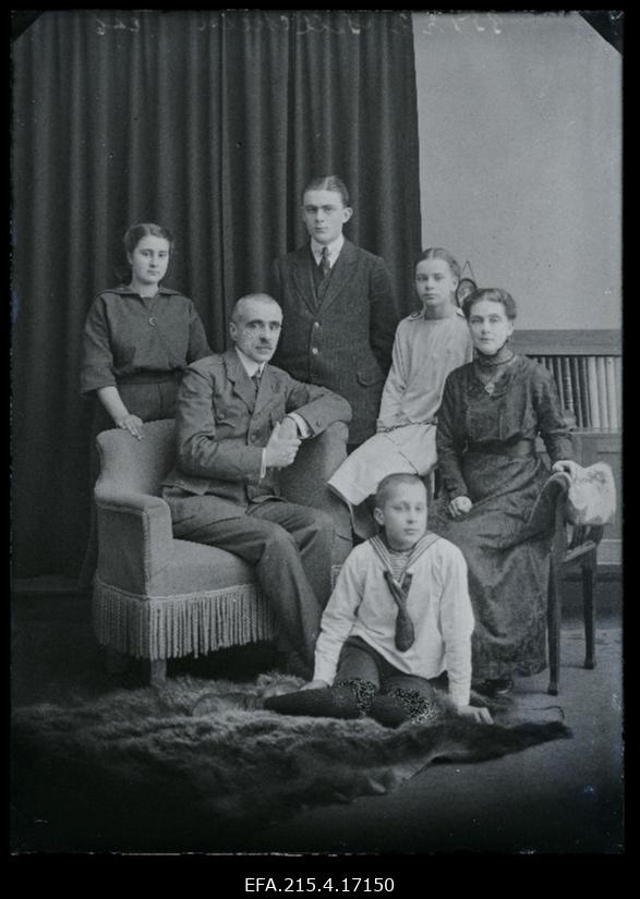 Perekond Sellheim: (vasakult) tütar Renata Gertrud, arst Bruno Harald Heinrich Sellheim, poeg Gert Hugo, tütar Brigitte Margarethe, Clara Helene Sellheim, ees istub poeg Friedrich (Fritz).