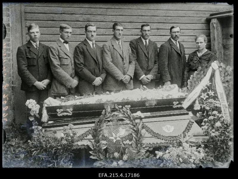 Leinajad naise kirstu juures, (foto tellija Essmann).
