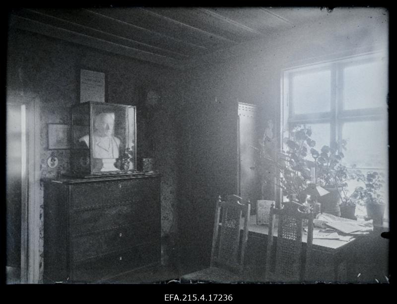 Kirjaniku ja koolmeistri Friedrich Kuhlbarsi büst (skulptor A. Weizenberg) töökabinetis, (foto tellija Muri).