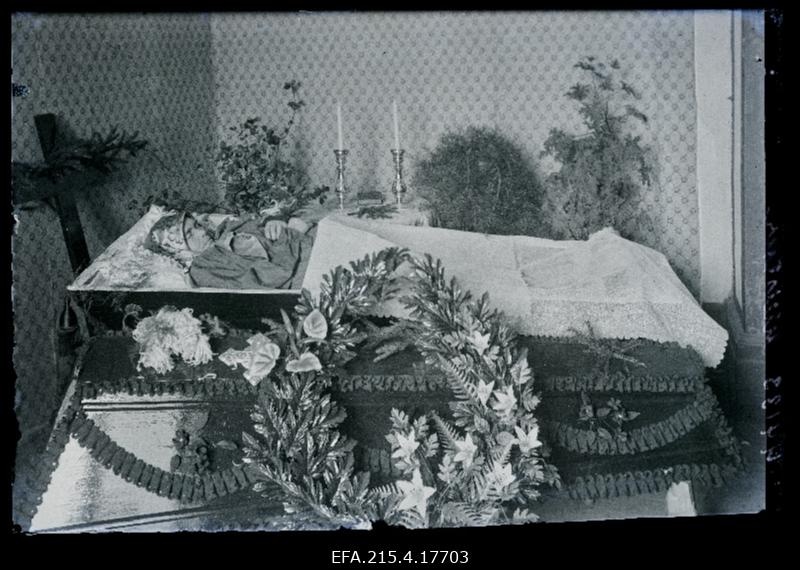 Naise põrm kirstus, (foto tellija Milistfer).