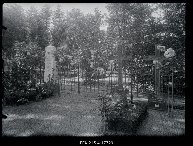 Erna Almersi (sünd Warres) ja Klinke hauaplats surnuaias, (foto tellija Vares [Varres]).