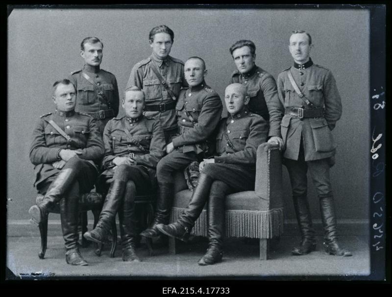 Grupp sõjaväelasi, vasakult 2. kapten August Rose.