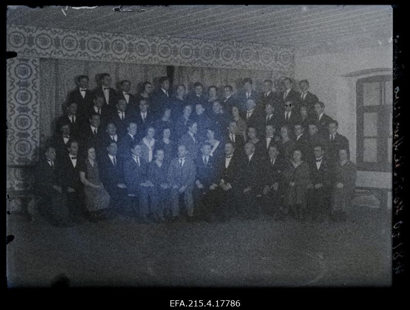 Halliste Noorsoo Ühingu ja Eesti Karskusliidu korraldatud kehakultuuri ja karskushariduse kursustest osavõtjad Halliste leerimajas.