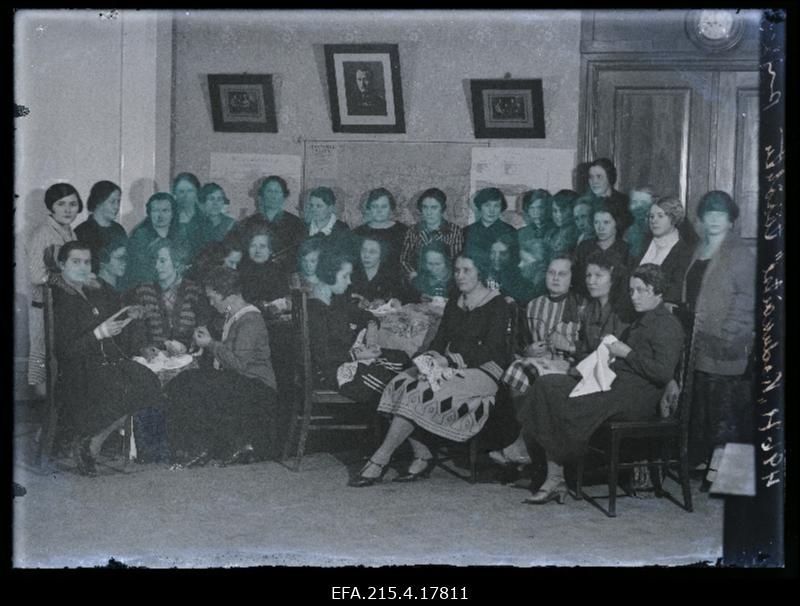 Naiskodukaitsjad näputööd tegemas.