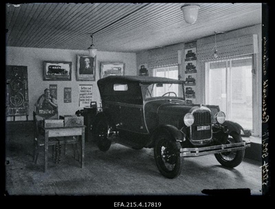 A. Rosenvald & Co Viljandi osakonna sisevaade, esiplaanil sõiduauto Ford.  similar photo