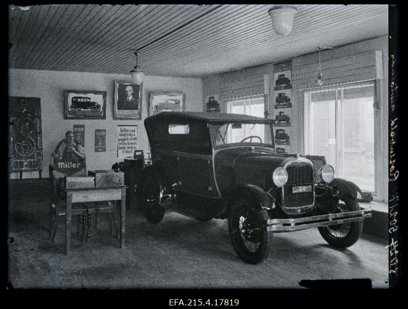 A. Rosenvald & Co Viljandi osakonna sisevaade, esiplaanil sõiduauto Ford.