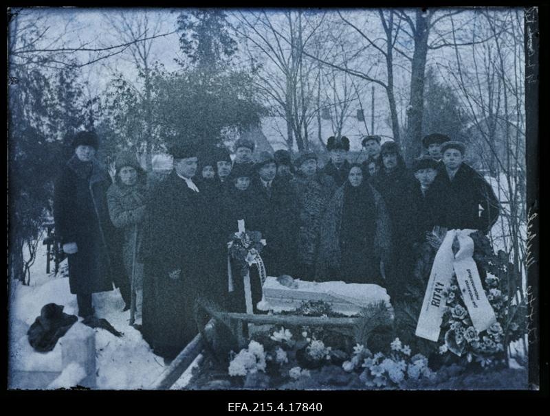 Leinajad surnuaial Rita Muheli  kirstu juures.