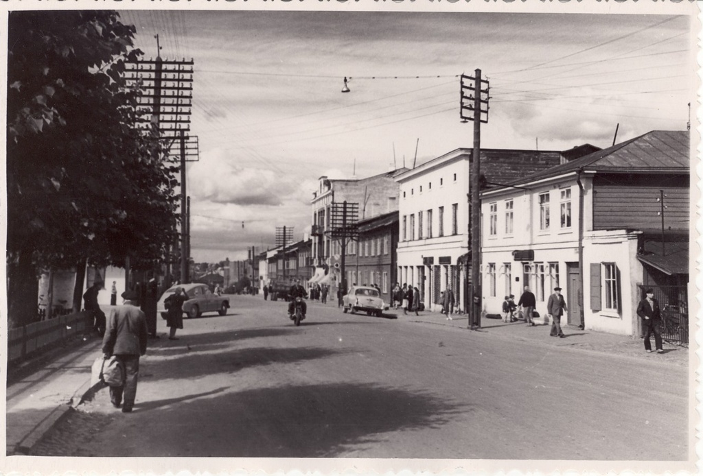 Valga. Võidu tänava vaaade turu kohalt kesklinna suunas