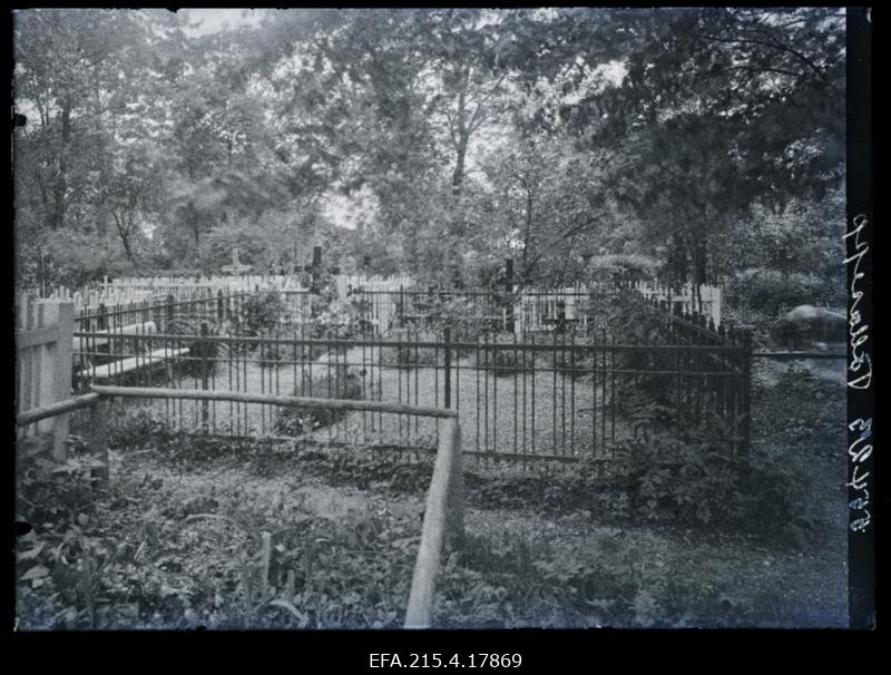 Hauaplats kalmistul, (foto tellija Tõllasepp).