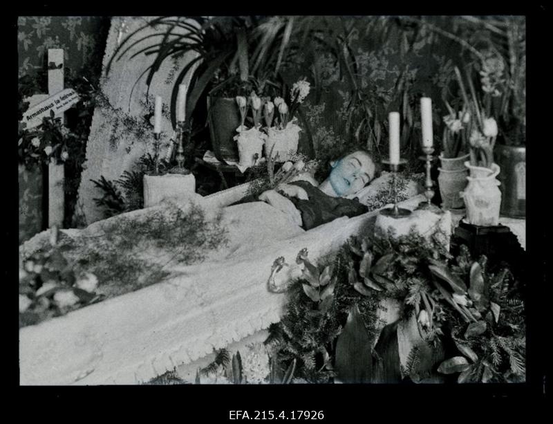 Naise põrm kirstus, (foto tellija Soosaar).