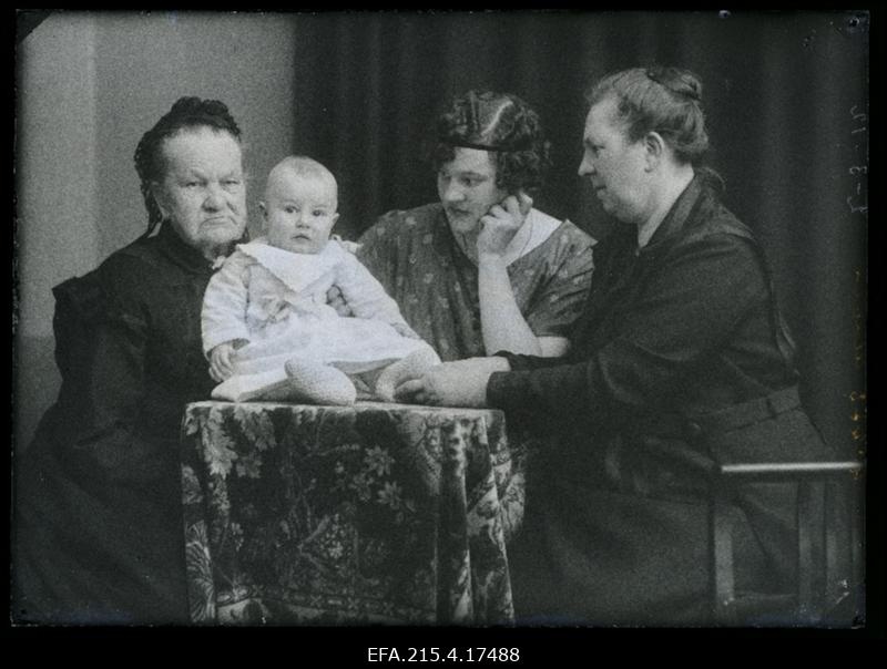 Grupp naisi lapsega, (foto tellija Kivisikk).