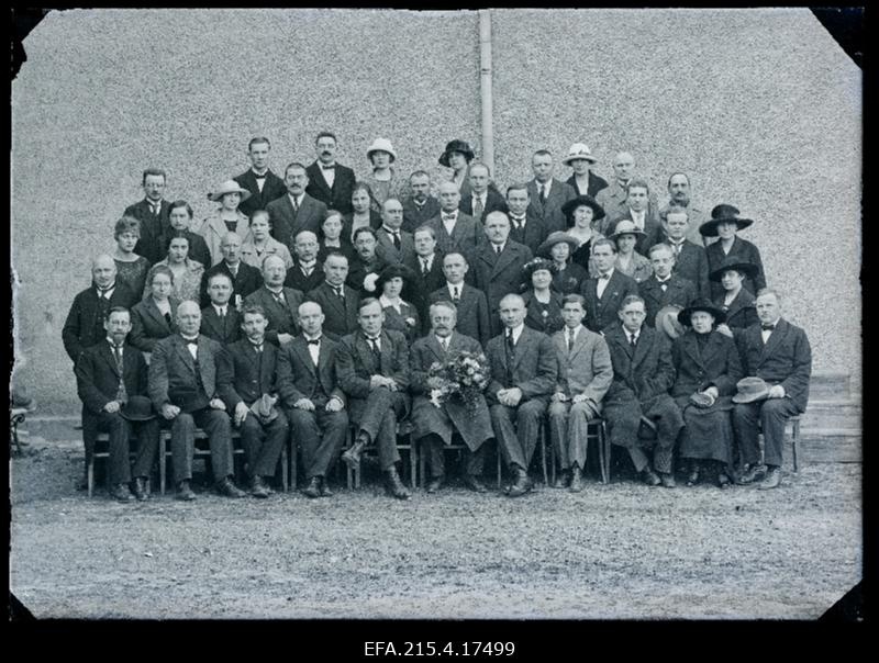 Viljandi koolide õpetajad ja Tartu Ülikooli professor ja närvikliiniku juhataja Ludvig Puusepp (1.reas lilledega). I reas vasakult 7.  pedagoog ja omavalitsustegelane August Maramaa.