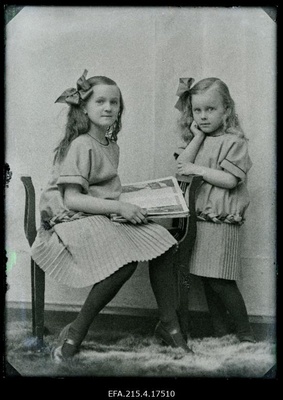 Kaks õde, (foto tellija Mets).  similar photo