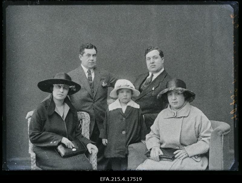 Grupp inimesi, (foto tellija Perlmann).