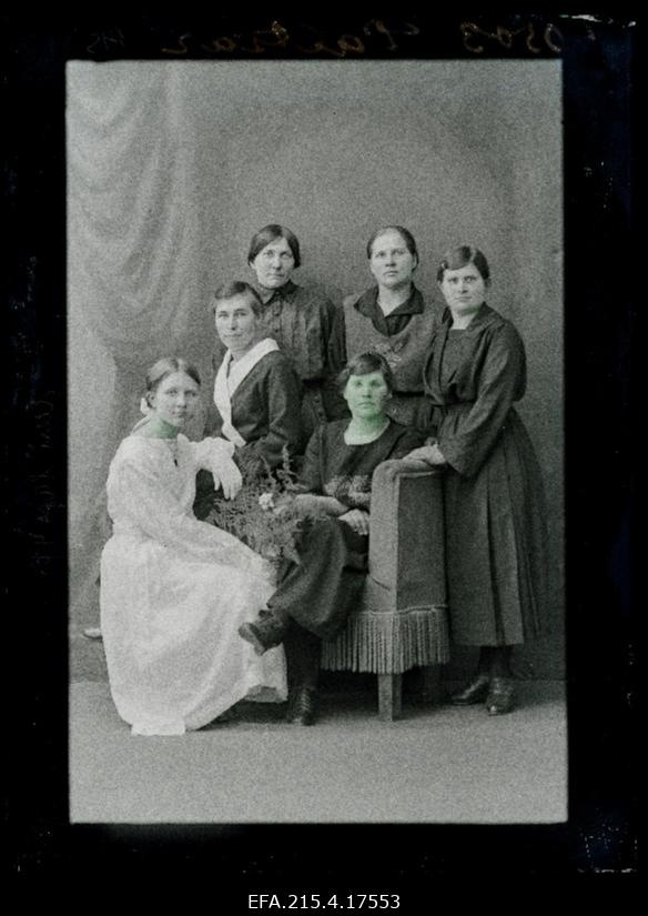 Grupp naisi, vasakul leerilaps Paltsar [Balzar].