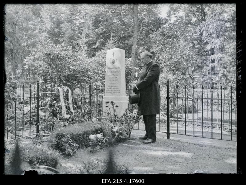 Mees surnuaias Erna Almersi (sünd Warres) hauaplatsil, (foto tellija Vares [Varres]).