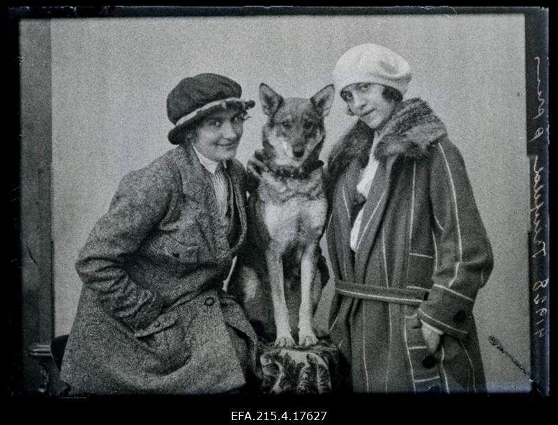 Kaks naist koeraga, paremal Treufeldt.