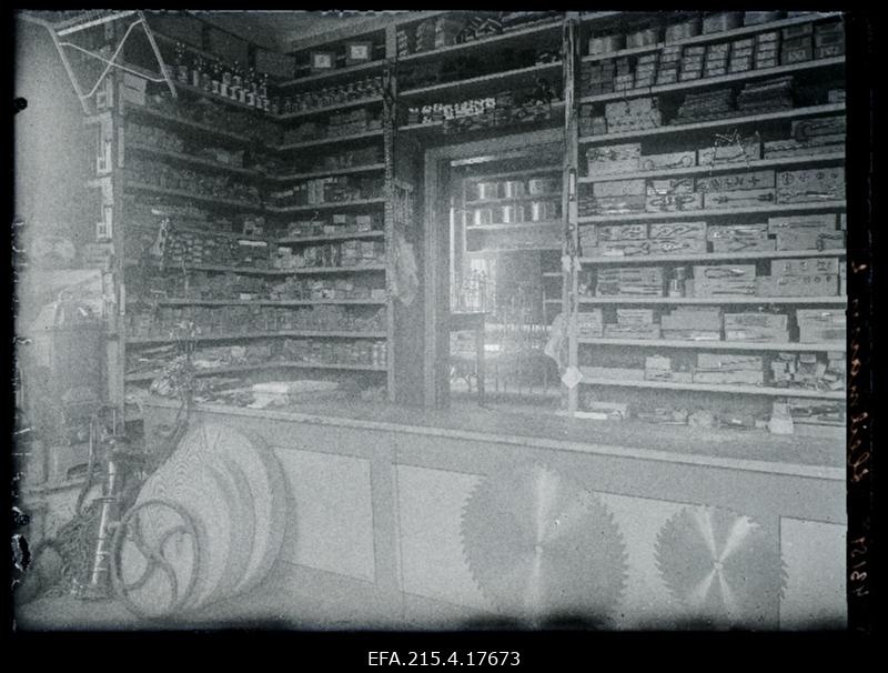 Jaan Ainsoni äri sisevaade, (endine Anton Heilmanni kauplus, Tartu tn 1).