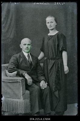 Dr Jaan Meiesaar ja Mari Meiesaar (sünd Tamm) Koongast.  similar photo
