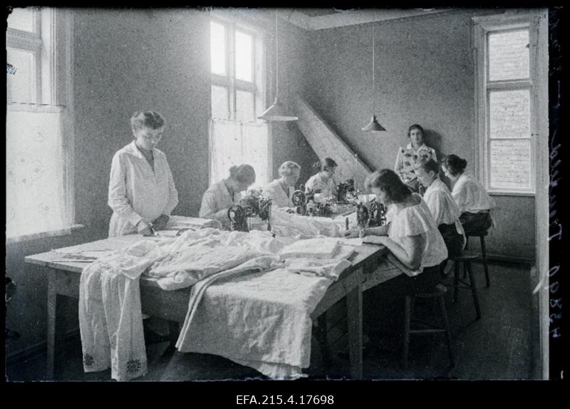Treufeldi pesutööstuse õmblejad töötamas.