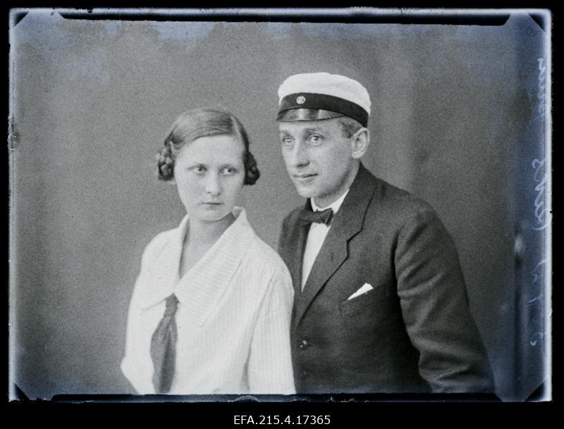 August Viktor Riks naisega.