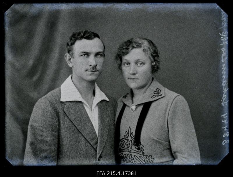 Johannson naisega Kilingi-Nõmmelt.