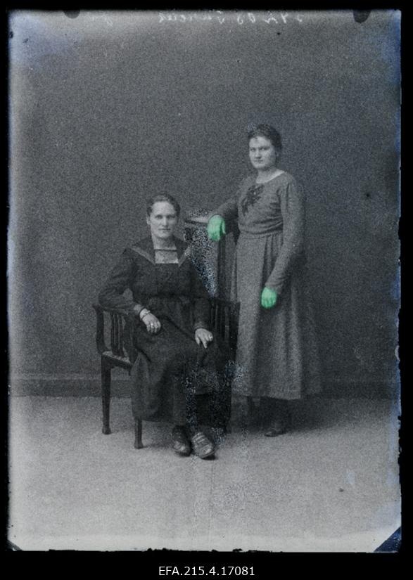 Kaks naist, (foto tellija Tünder).