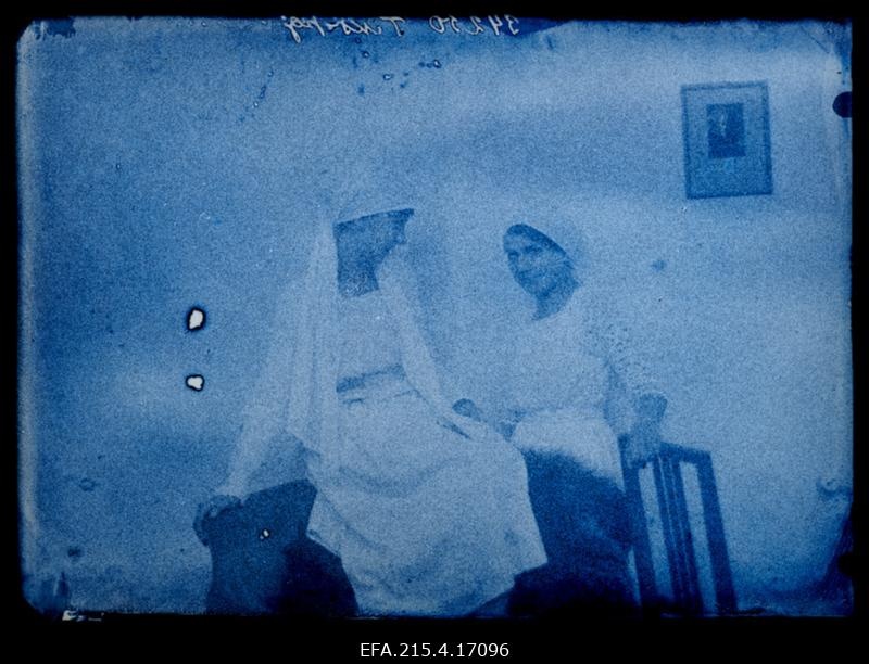 Kaks naist, (foto tellija M. Tiks Tallinnast).