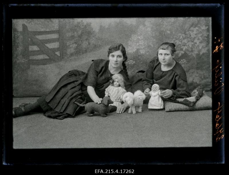 Kaks neiut mänguasjadega, (foto tellija Viilip).