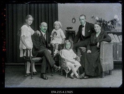 Perekond Köönberg [Könberg].  similar photo