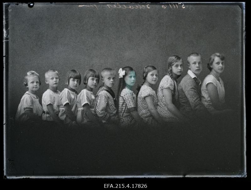 Grupp lapsi, (foto tellija Schöler [Schoeler]).