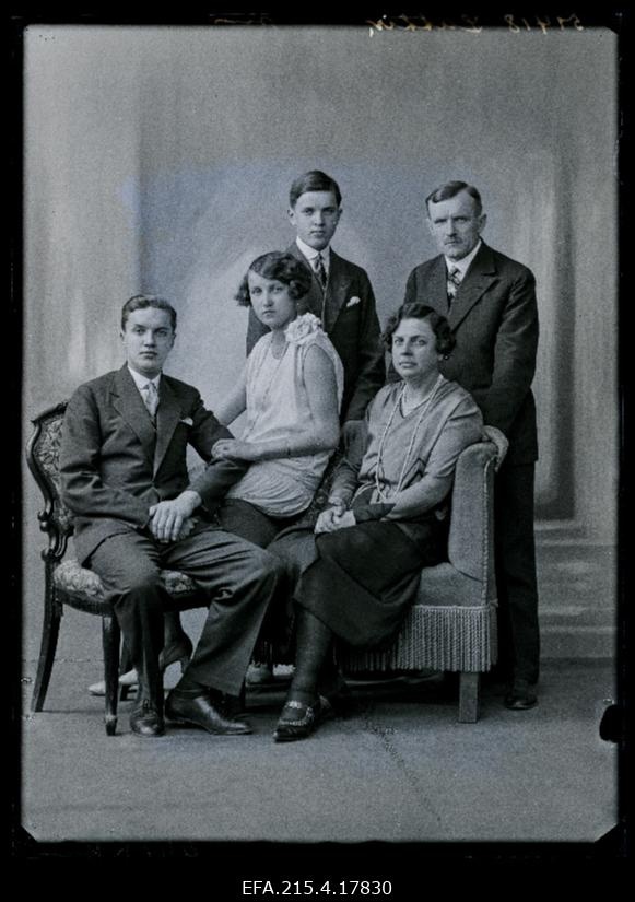 Kirjanik ja riigitegelane, Viljandi Pauluse koguduse (maakoguduse) õpetaja Jaan Lattik, abikaasa Agnes Lattik, tütar Helgi Lattik, pojad Heino Lattik ja Aldo Lattik.