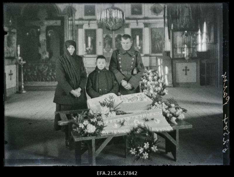 Leinajad lapse kirstu juures, (foto tellija Parik).