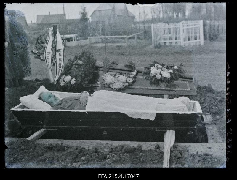 Juhan Ristisaare põrm kirstus.