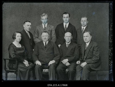 Kindlustusselts Eesti Viljandi osakonna juhatus: istuvad (vasakult) E. Rängel, juhatuse liikmed Fritz Roosmann, Johan Vihvelin ja Jaan Riet; seisavad (vasakult) osakonna asjaajaja Peeter Rängel, instruktor O. Kurrikoff, A. Kurik ja inspektor A. Kask.  similar photo