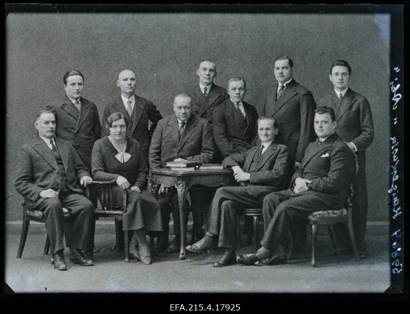 Viljandi Ühishaigekassa Abi 1932. aasta juhatus, revisjonikomisjon, ametnikud: I reas vasakult 2. hambaarst Hella Kook, 4. juhatuse esimees Theodor Jürgenson.