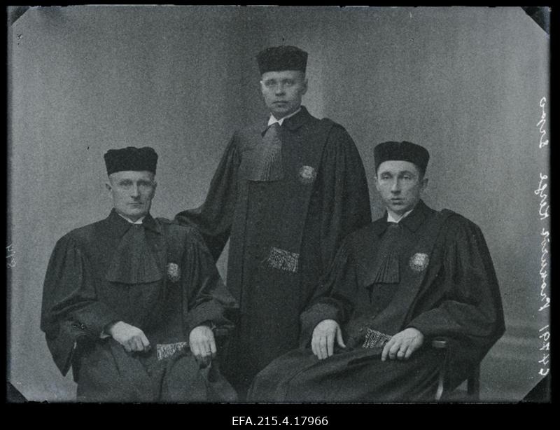 Viljandi Ringkonnakohtu prokurör Johannes Kerge (vasakult 1.) kolleegidega.