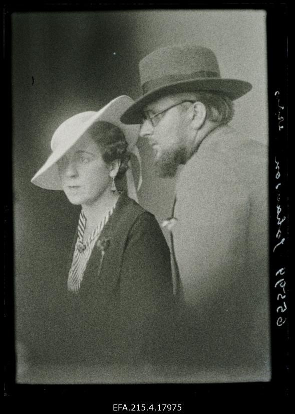 Johanson naisega Kuressaarest.