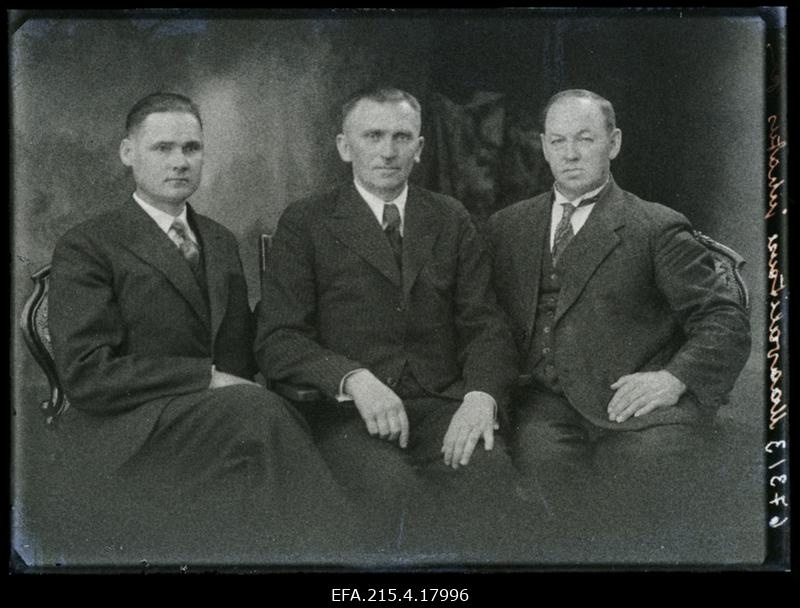 Viljandi Maavalitsuse juhatus: (vasakult) Nikolai Vatter (Jürgens), esimees Heinrich Lauri, abiesimees Aleksander Siitam.