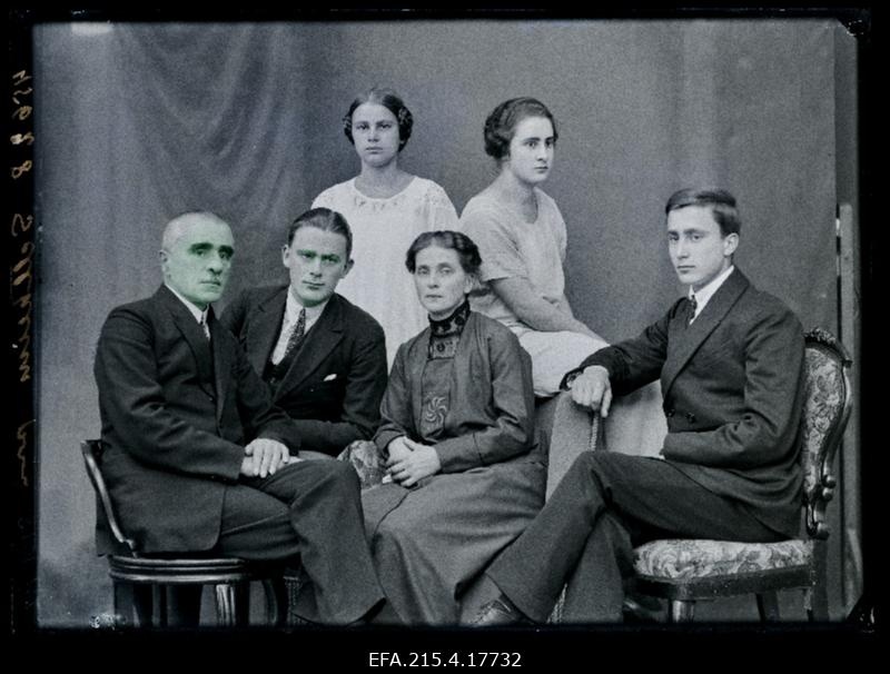 Viljandi arst dr Bruno Sellheim, abikaasa Clara Helene, pojad Gert Hugo (vasakult 2.) ja Friedrich (Fritz), tütred Brigitte Margarethe (vasakul) ja Renata Gertrud.