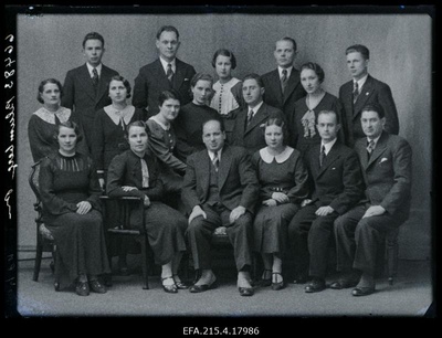 Grupp inimesi, (foto tellija Blumberg).  duplicate photo