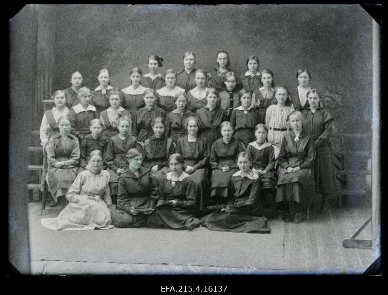 Viljandi Eesti Haridusseltsi Tütarlaste Gümnaasiumi IV klass.