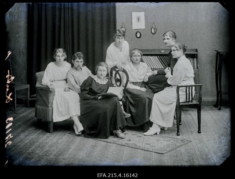 Grupp naisi, (foto tellija Luts).